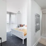 Stunning 2-Bed, 2-Bath With Balcony Views Stratford Westfield