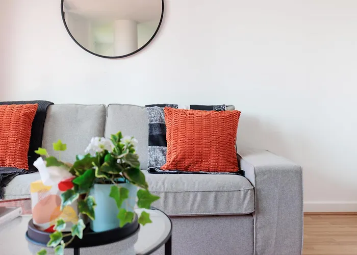 Stunning 2-Bed, 2-Bath With Balcony Views Stratford Westfield