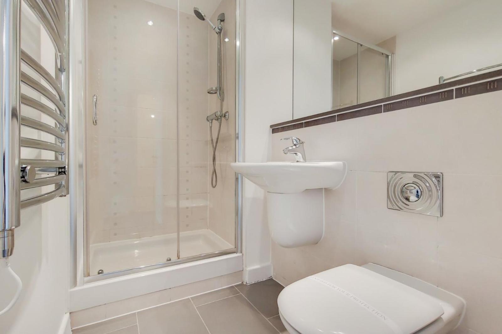 Appartamento Stunning 2-bed, 2-bath With Balcony Views Stratford Westfield Londra