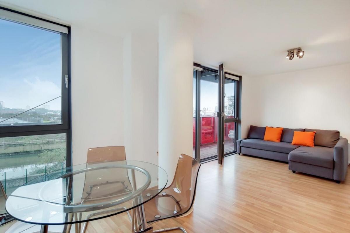 Stunning 2-bed, 2-bath With Balcony Views Stratford Westfield